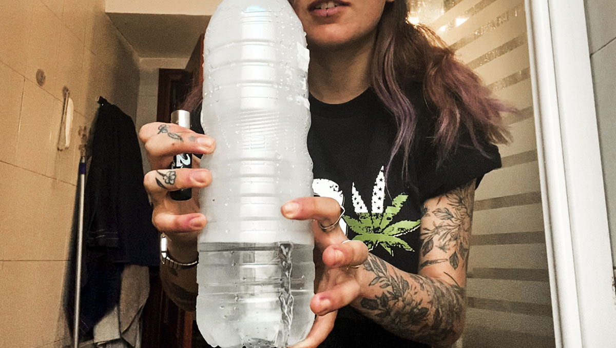 A waterfall bong uses gravity pressure to build up smoke.
