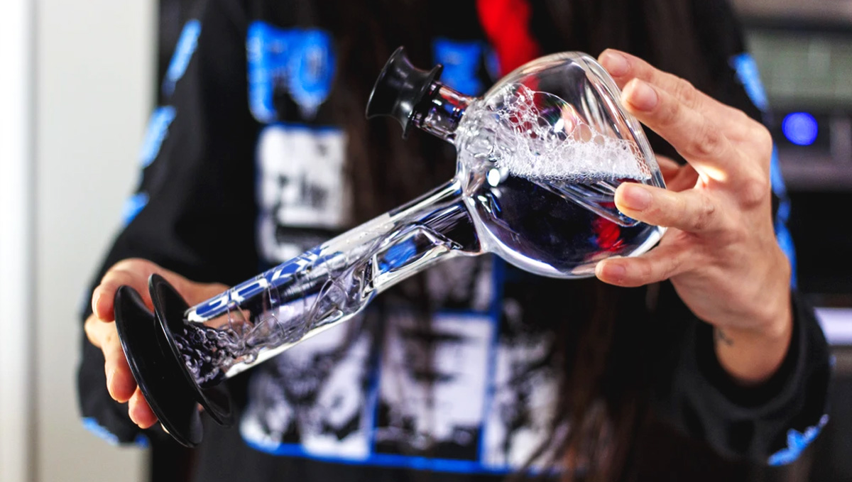 Shake, shake, shake and clean your bong!