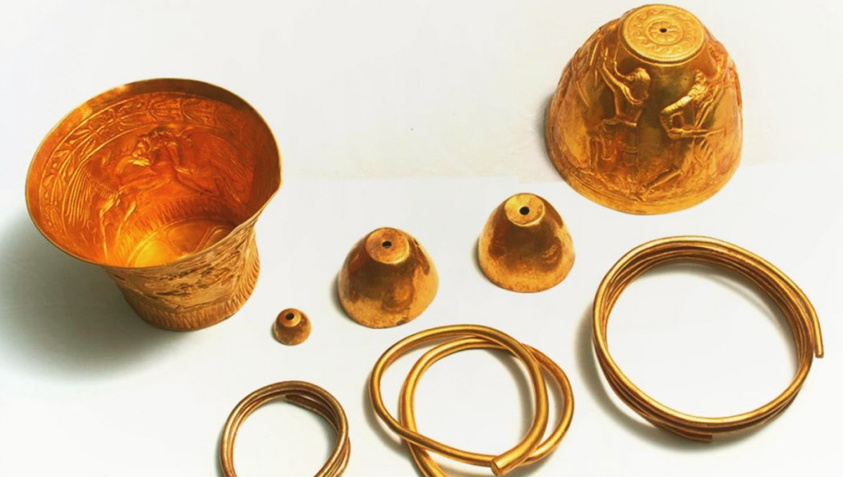2.400-year-old solid gold ancient bong used by kings to smoke plants.