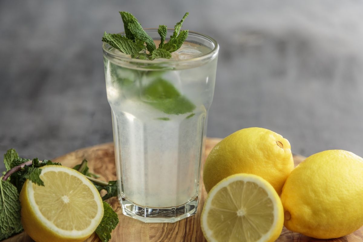 Si të largoni THC-në nga trupi juaj?: Ujë me limon