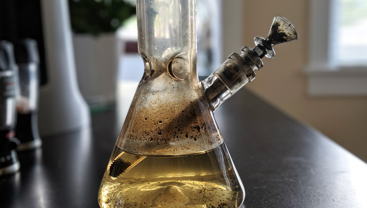 Do's and Don'ts of Setting The Water For Your Bong: Nothing is nastier than a dirty smoking gadget!