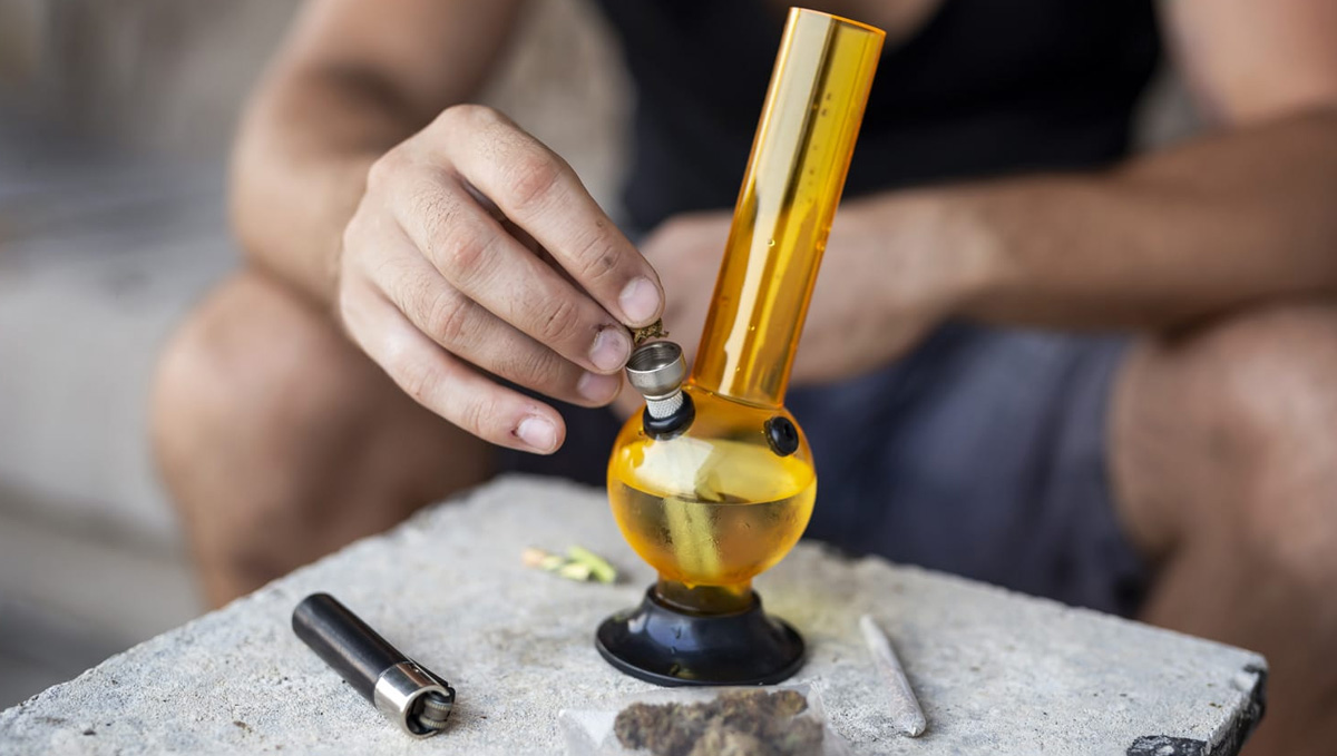 Do's and Don'ts of Setting The Water For Your Bong: Learn how to fill your bong with water properly.