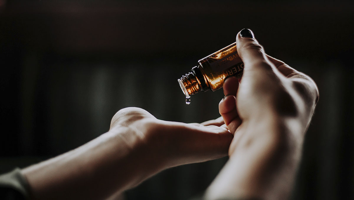 Give your lover a nice plants oil massage this Valentine's!