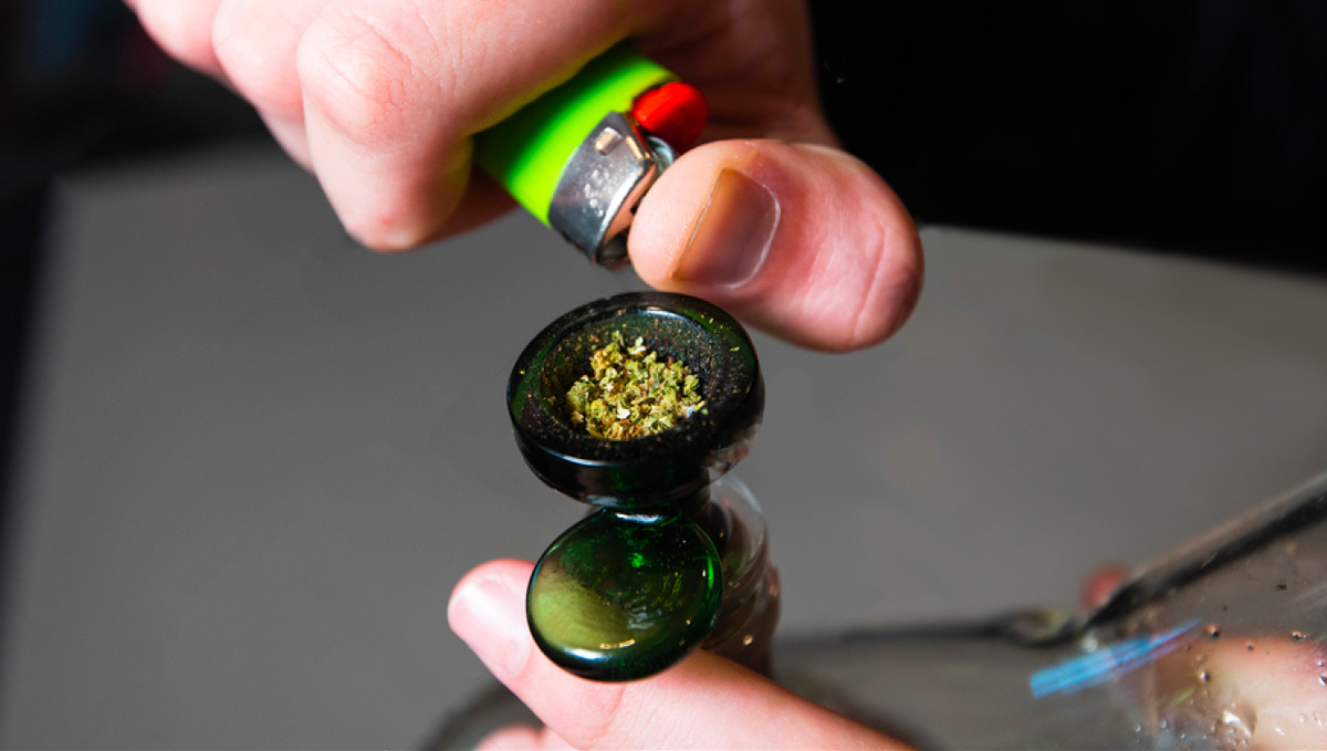 O que é Kief e melhores formas de usá-lo: Kief misturado no Bowl com Flores O que é Kief e melhores formas de usá-lo: Kief misturado no Bowl com Flores