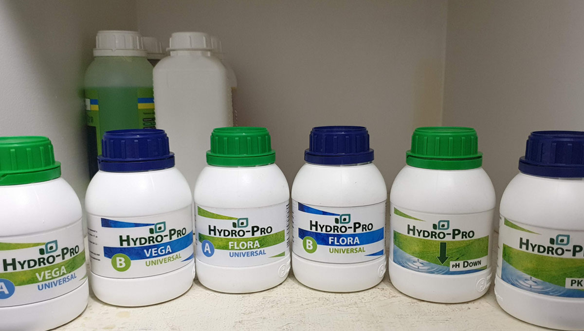 Gorilla Cookies Auto Plants Seed Week-by-Week Guide: Bottles of auto nutrients