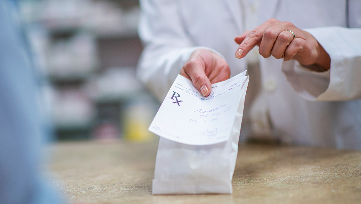 Legales Gras lässt den Gebrauch von verschreibungspflichtigen Medikamenten sinken, wie eine Studie zeigt: Eine Ärztin hält ein ausgestelltes Rezept