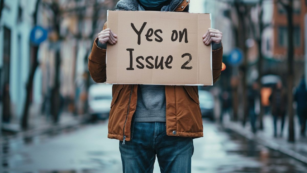 Weed i Ohio: Guide til Cannabislovgivning: En mand på gaden holder et 'Yes on Issue 2'-skilt
