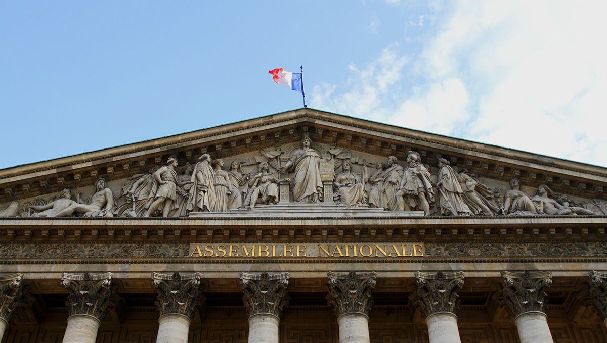 フランス：議会で大麻合法化を議論へ : フランス国民議会の屋根