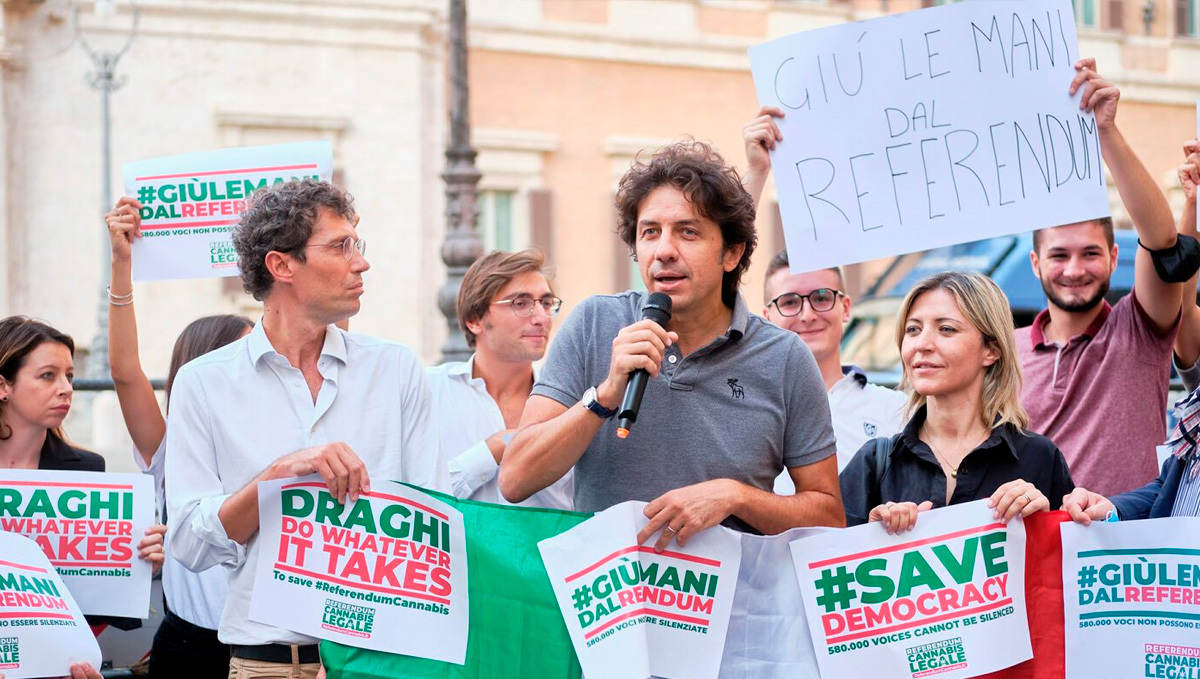 Italien: Gericht stoppt Referendum zur Legalisierung des Plantsanbaus. Demonstranten halten Schilder zum Schutz der Demokratie hoch