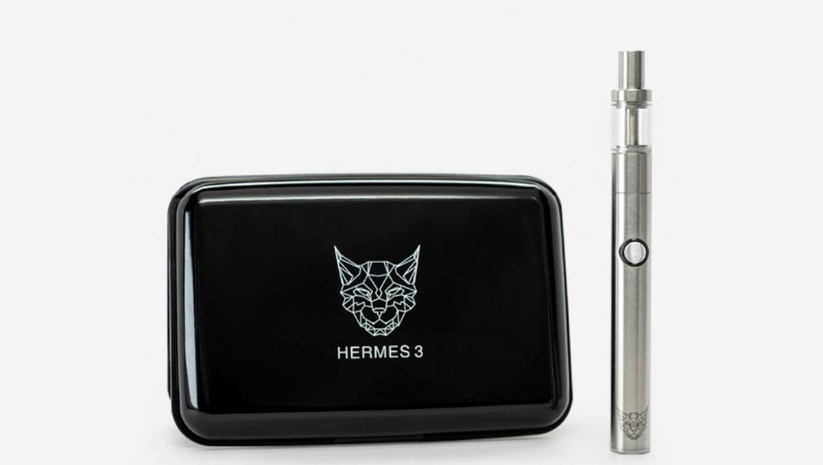 Tips For Choosing Best Plants Pens To Puff In: A product picture of a black Hermes 3 case and a silvery metal vape pen