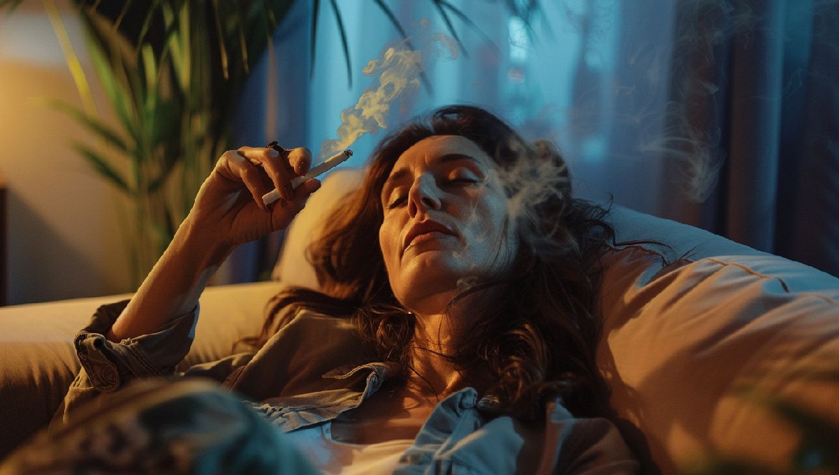 Frauen und Plants: Ein umfassender Leitfaden zu Plants und Frauengesundheit: Eine Frau mittleren Alters entspannt mit einem Joint