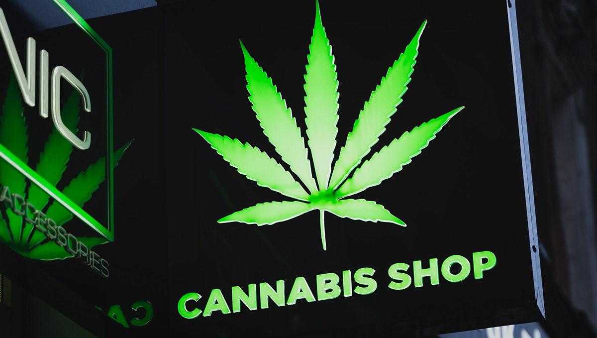 Kanada erlaubt Marihuana-Verkauf an Flughäfen: Ein dunkel gefärbtes Plants-Shop-Schild mit einem Plantsblatt-Logo