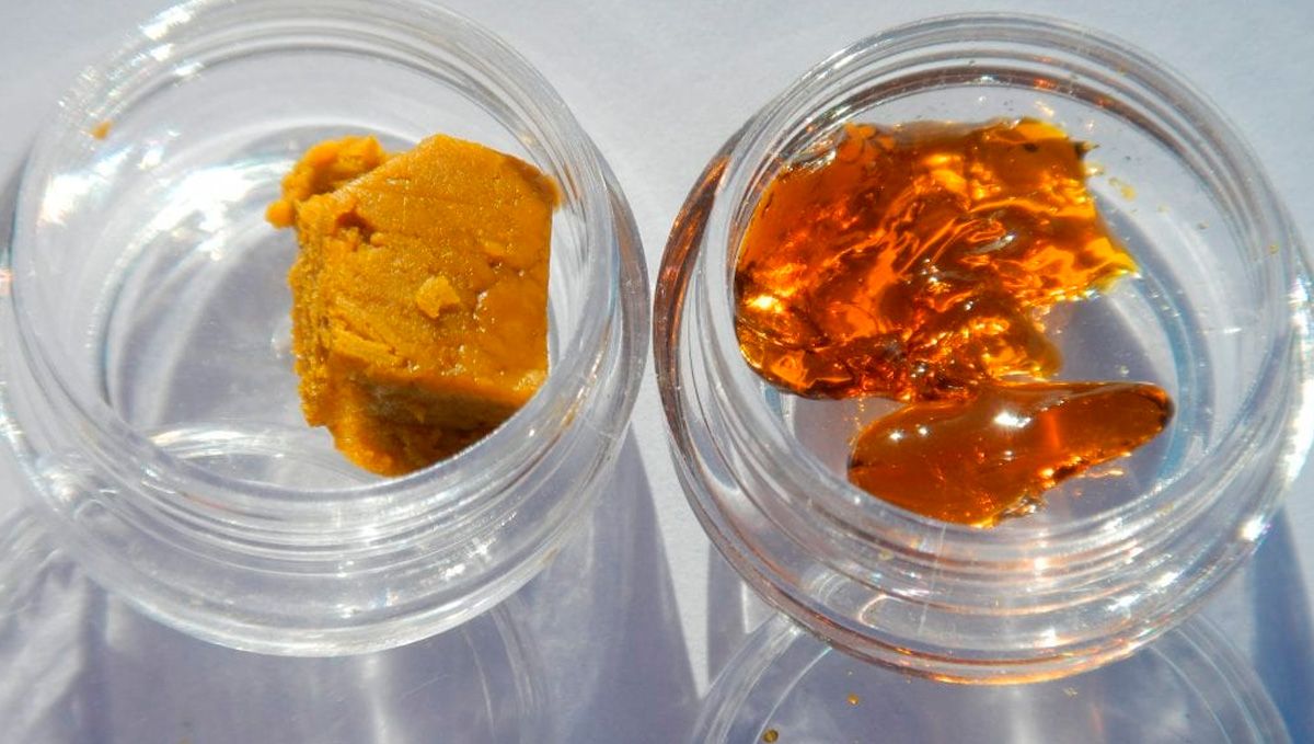 Cannabis Shatter: Mikä Se On, Miten Tehdä Ja Polttaa THC & CBD Hash Oilia: Kaksi lasiputkiloa pöydällä, toisessa waxia, toisessa shatteria Cannabis Shatter: Mikä Se On, Miten Tehdä Ja Polttaa THC & CBD Hash Oilia: Kaksi lasiputkiloa pöydällä, toisessa waxia, toisessa shatteria