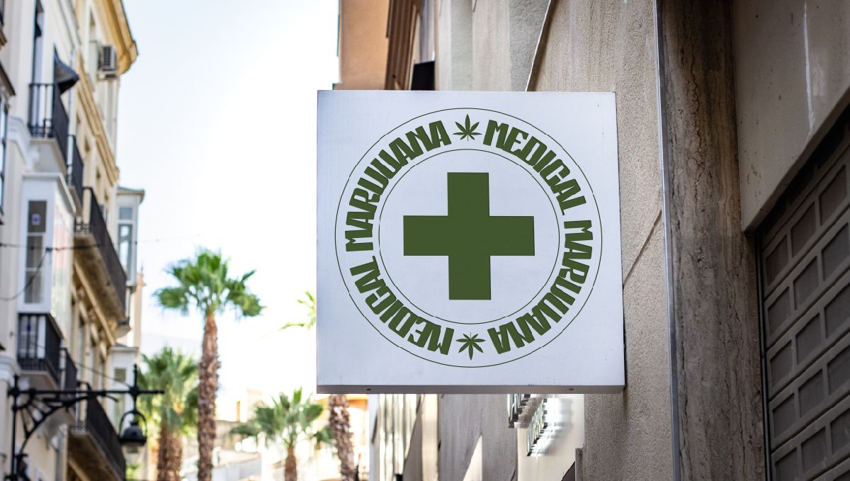 Žolė Havajuose: Kanapių teisinio statuso gidas: Dirbtinio intelekto sukurta medicininių kanapių vaistinės iškaba