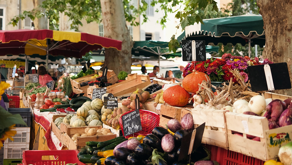 California May Allow Growers to Sell Plants at Farmers&rsquo; Markets: Stalls with vegetables, fruit, and flowers