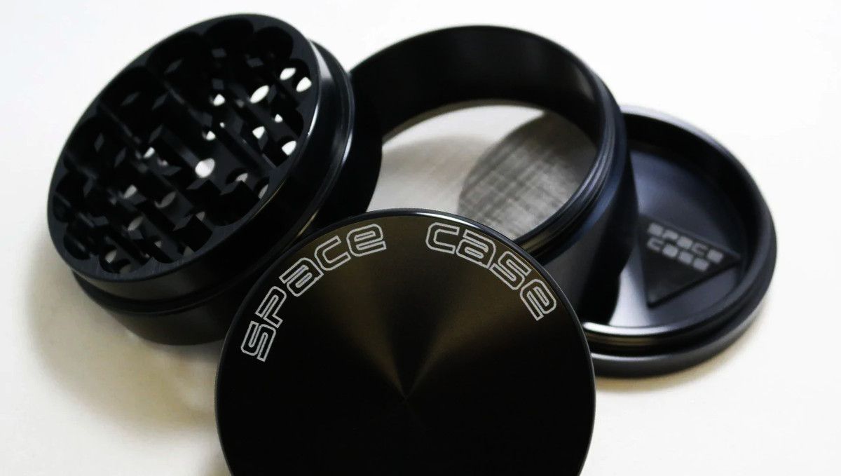 15 Melhores Moedores de Maconha para Comprar em 2022: Space Case Grinder Titanium