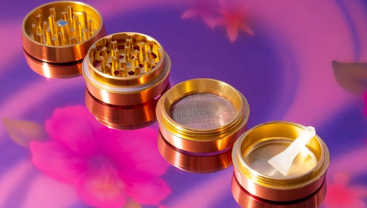 15 Melhores Moedores de Maconha para Comprar em 2022: Sackville & Co. 3-Tier Gilded Grinder
