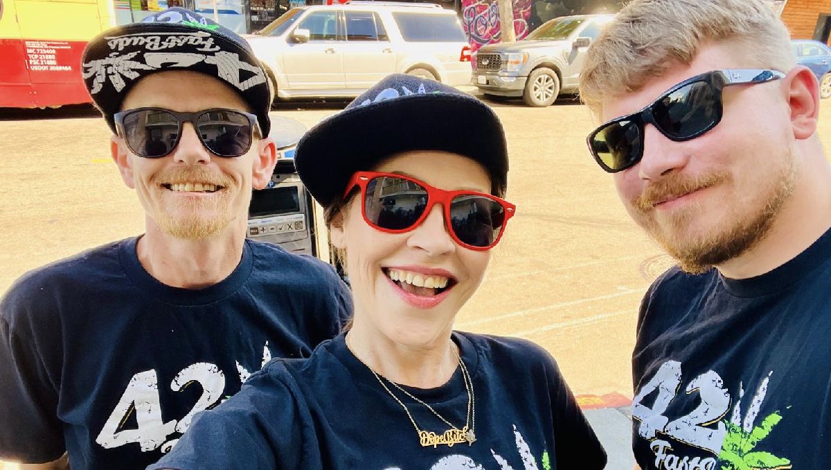 Chubbs celebrating with the Fast Buds team at the Dabadoo San Francisco cannabis extraction competition.