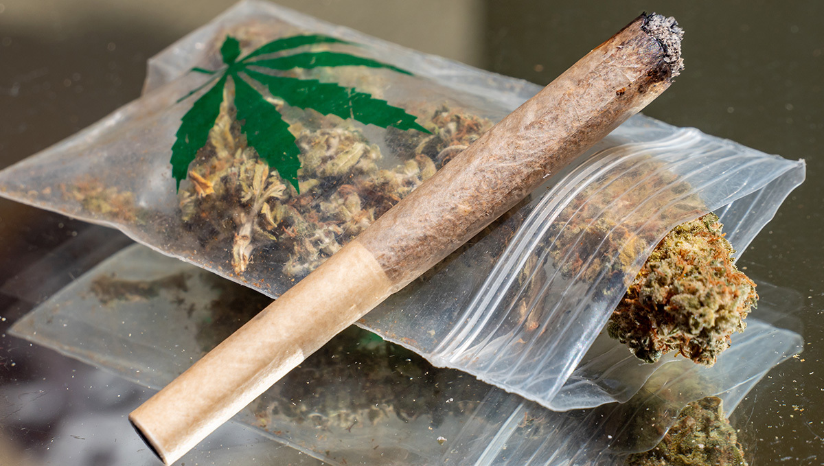 Kopenhagen, Dänemark, könnte Plants als 5-jähriges Experiment legalisieren: Ein kleiner Zip-Lock-Beutel mit Gras und einem Joint darauf Kopenhagen, Dänemark, könnte Plants als 5-jähriges Experiment legalisieren: Ein kleiner Zip-Lock-Beutel mit Gras und einem Joint darauf