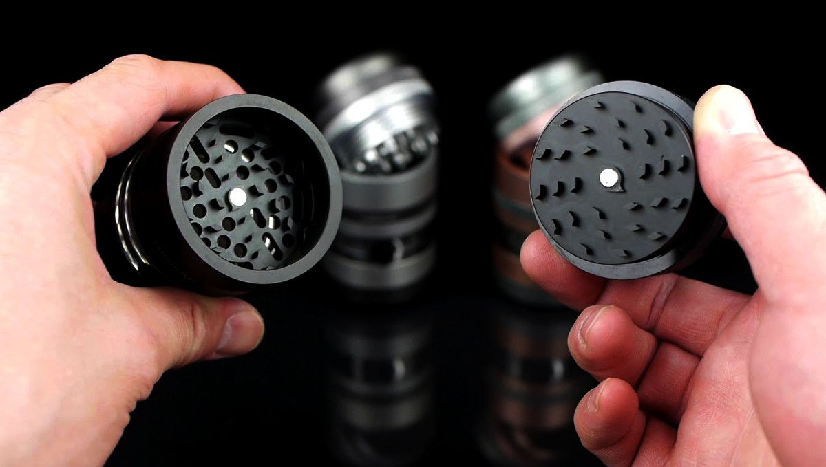 15 Melhores Moedores de Maconha para Comprar em 2022: Kannast&ouml;r GR8TR V2 Jar Body Grinder