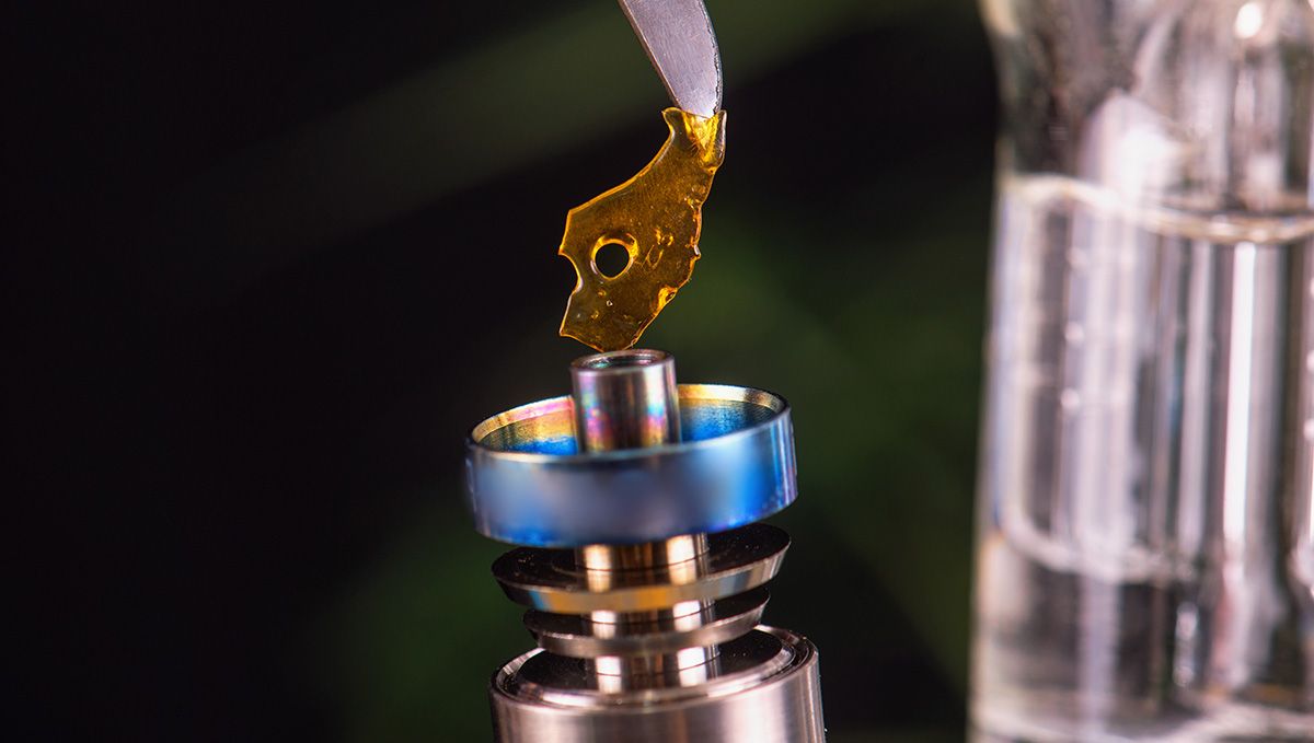 Cannabis Shatter: Mikä Se On, Miten Tehdä Ja Polttaa THC & CBD Hash Oilia: Shatter-pala asetetaan dab-rigin lämpöelementille Cannabis Shatter: Mikä Se On, Miten Tehdä Ja Polttaa THC & CBD Hash Oilia: Shatter-pala asetetaan dab-rigin lämpöelementille