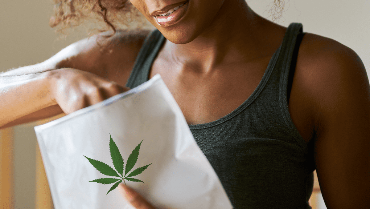 NYC: No Rec Shops Just Yet but Weed Delivery is Coming: 대마잎 로고가 있는 패키지를 여는 젊은 여성
