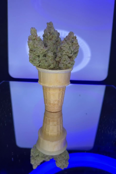 Strawberry Banana Auto - Returned Buds Displayed in Wooden Cup