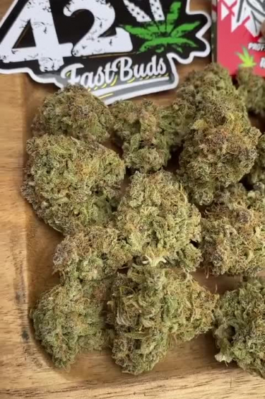 Strawberry Pie Auto - Returned Buds Displayed on Wooden Surface