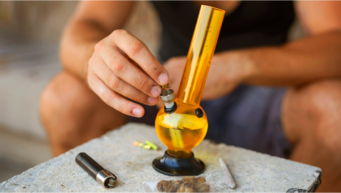 Die beste Art Plants zu rauchen: Bong vs Joint